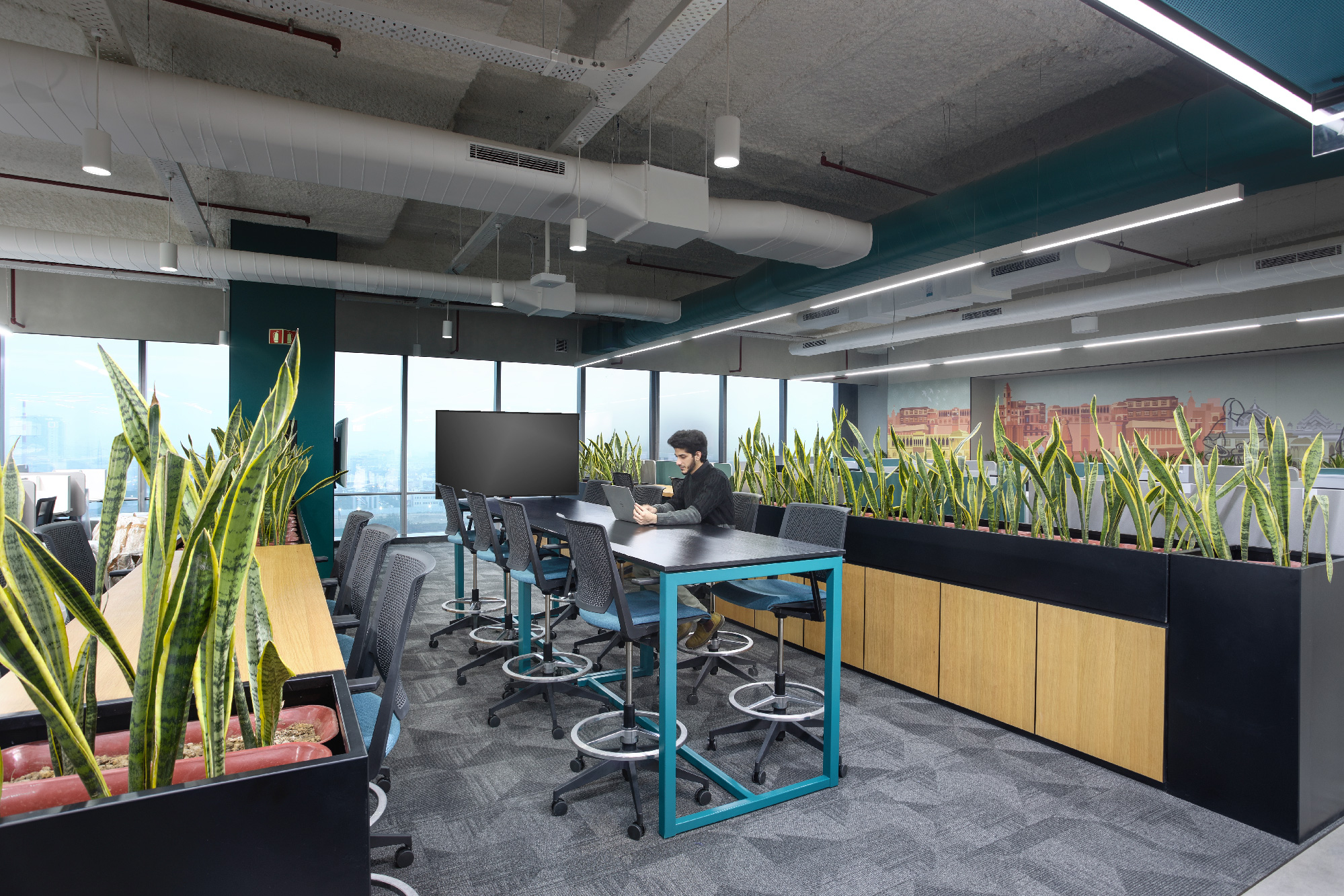  Gartner office space with centralized and decentralized air purification systems, and biophilic elements for improved air quality and employee wellness.