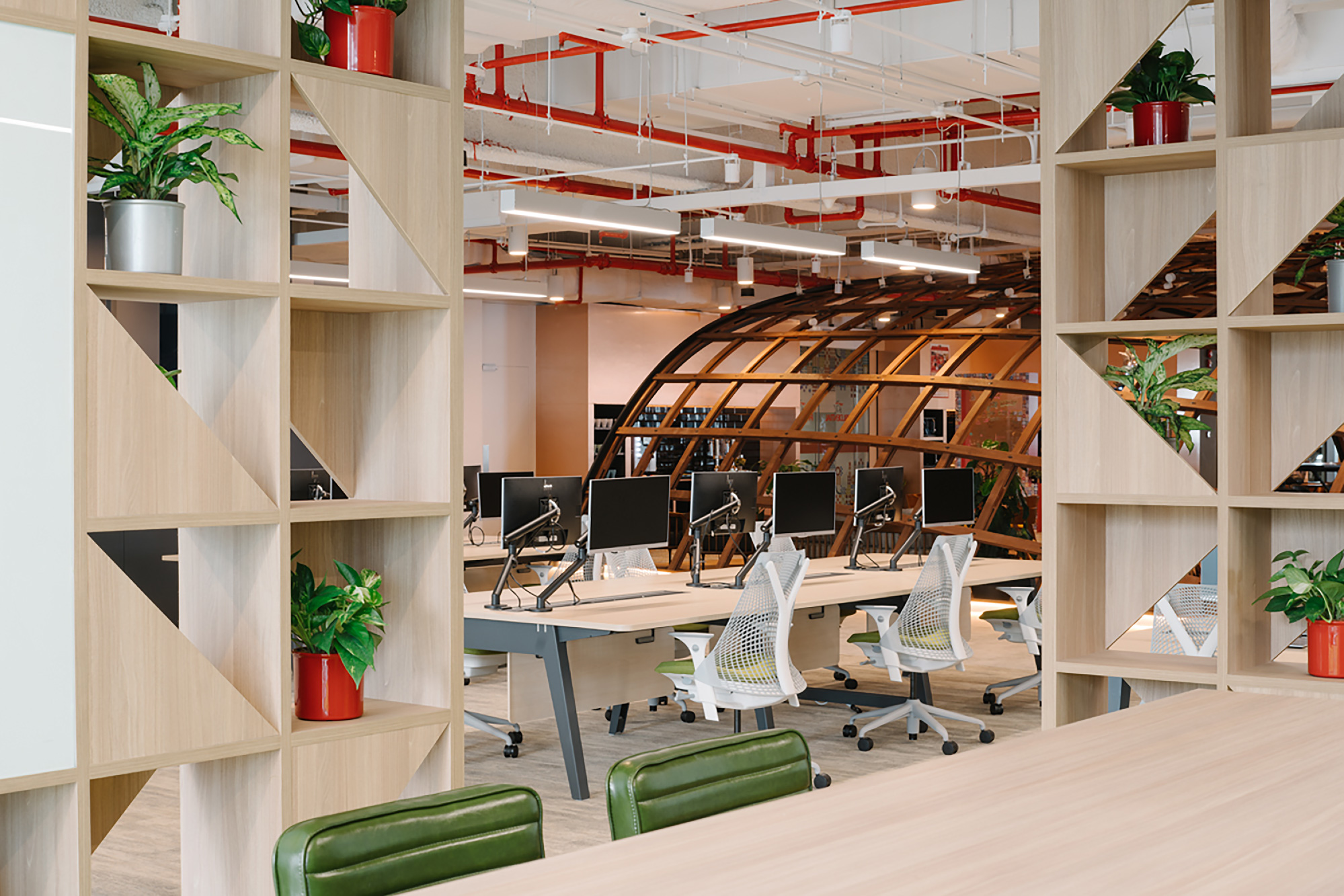 workstations and collaborative zones in Prudential's workspace in Singapore